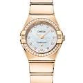Omega Omega Constellation 131.55.25.60.55.003  13155256055003 кварцевые женские часы перламутровый циферблат, браслет 18-каратное желтое золото — вид спереди