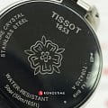 Tissot T0942101111600 женские часы застежка крупным планом
