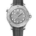Omega Omega Seamaster Diver 300M 210.32.42.20.06.002   Diver 300m 21032422006002 механические мужские часы  серый циферблат, браслет каучук — вид спереди