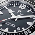 Hamilton H77605135 мужские часы застежка крупным планом