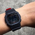 Casio DW-5600HR-1E мужские часы застежка крупным планом