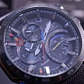 Casio EQB-501TRC-1A мужские часы застежка крупным планом