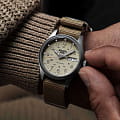 Seiko Seiko 5 Sports SRPJ83K1 механические мужские часы часы крупный план бежевый циферблата