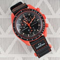Swatch Swatch x Omega Bioceramic Moonswatch Mission on Earth: Lava SO33O100 мужские часы черный циферблат на запястье