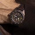 Aviator Aviator Airacobra GMT V.1.37.8.306.4 airacobra швейцарские мужские часы на браслете кожаный боковой вид